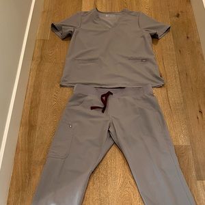FIGS Slate Set (limited edition) Lg Casma scrub top. Med Kade Cargo scrub pant.